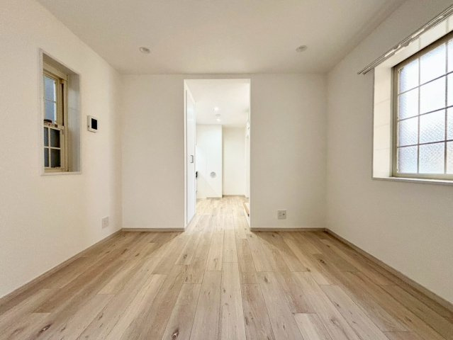 新宿区北新宿2丁目　中古戸建の居間・リビング|白と木目調を基調にした落ち着きのあるリビング。お部屋のコーディネートも楽しめます！

現地ご見学希望・資料請求などお気軽にお問い合わせ下さい！
03-5990-5201