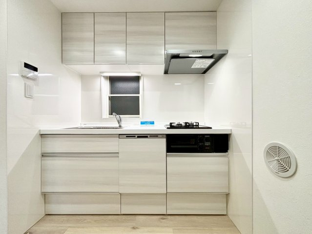 新宿区北新宿2丁目　中古戸建のキッチン|横一列にシンクとコンロをまとめたシンプルなシステムキッチン。動きやすさが魅力です！

現地ご見学希望・資料請求などお気軽にお問い合わせ下さい！
03-5990-5201