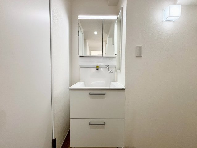 新宿区北新宿2丁目　中古戸建の独立洗面台|収納力のある実用性を兼ね備えた洗面化粧台です。

現地ご見学希望・資料請求などお気軽にお問い合わせ下さい！
03-5990-5201