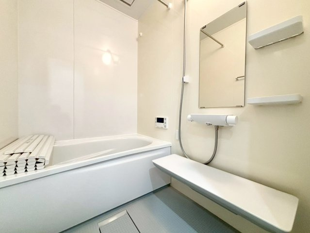 新宿区北新宿2丁目　中古戸建の浴室|追い焚き機能付きの浴室は、仕事で帰りが遅くなった日にも温かい湯船に浸かって疲れを癒すことができます。

現地ご見学希望・資料請求などお気軽にお問い合わせ下さい！
03-5990-5201