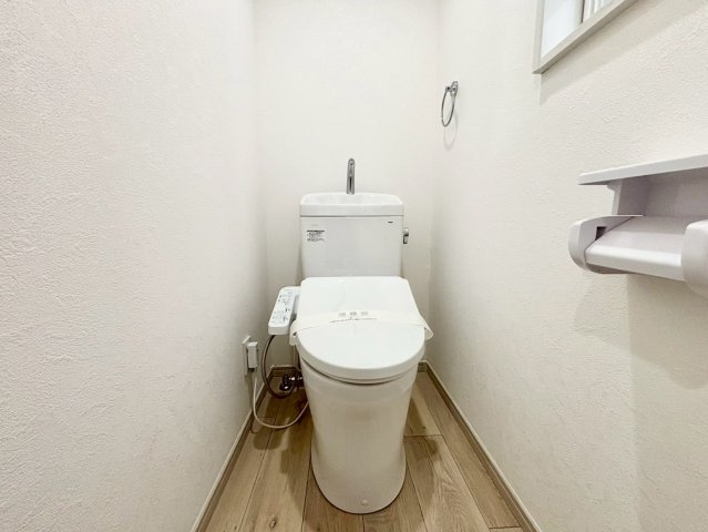 新宿区北新宿2丁目　中古戸建のトイレ|ウォシュレット付きのトイレはいつも快適！

現地ご見学希望・資料請求などお気軽にお問い合わせ下さい！
03-5990-5201
