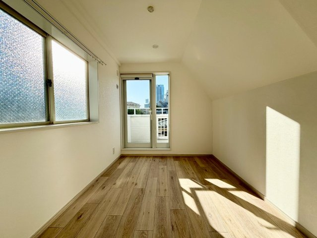 新宿区北新宿2丁目　中古戸建の洋室|自分だけのプライベート空間。明るく温もりを感じることができる居室です。

現地ご見学希望・資料請求などお気軽にお問い合わせ下さい！
03-5990-5201