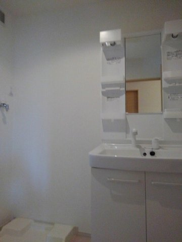 ヴァンベールＡ棟の独立洗面台|明るい洗面所です