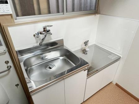 さいたま市南区南浦和３丁目のアパートのキッチン|コンパクトなキッチンで掃除もラクラク