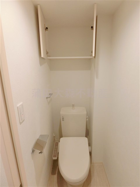 ガリシア千鳥町Ⅱのトイレ|吊り戸棚収納と温水洗浄便座付きのトイレ　