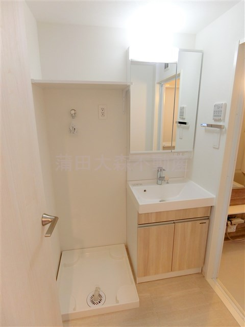 ガリシア千鳥町Ⅱの洗面所|洗面脱衣所　2面鏡の独立洗面台　棚付きの洗濯機置き場　洗面脱衣所