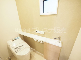 【トイレ】 | 大和郡山市永慶寺町の新築一戸建 全５区画 | 現地写真（４号地１階トイレ）タンクレス温水洗浄便座＋手洗い器を標準装備！