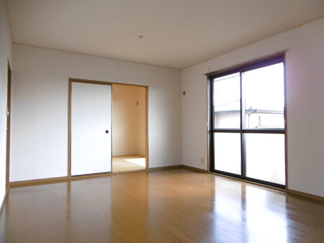 シンセリティ【10,000円キャッシュバック対象物件】の居間・リビング|こちらの居間で趣味の時間をお楽しみください