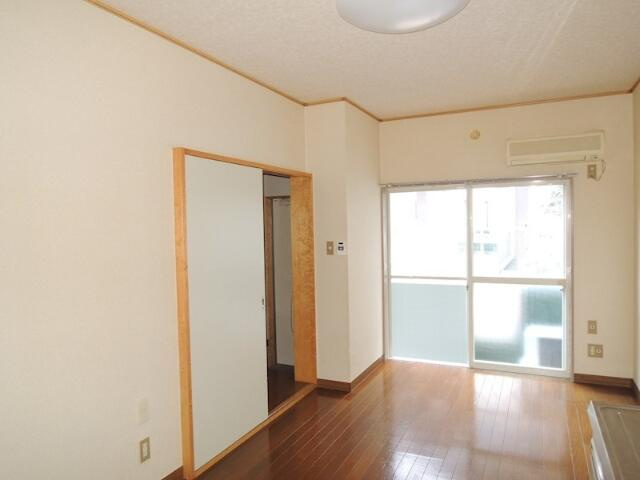 川崎市多摩区菅城下のテラスの居間・リビング