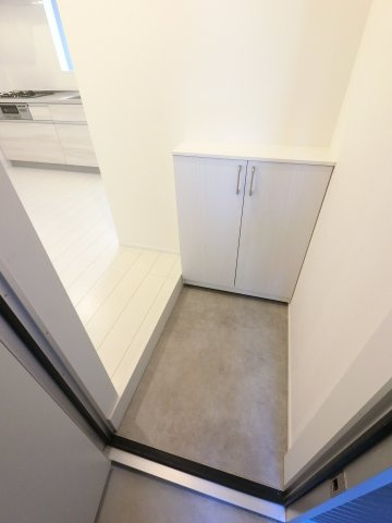 Lyk都町A棟の玄関