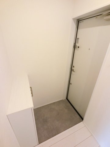 Lyk都町A棟の玄関