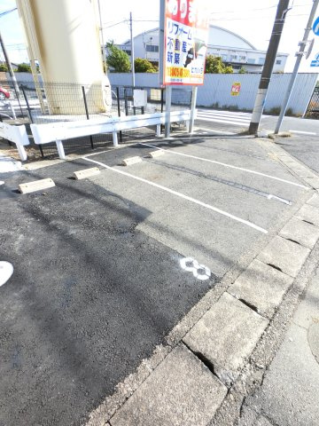 Lyk都町A棟の駐車場