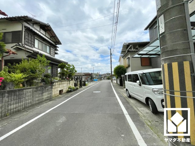 八幡市川口東扇　１期１号棟の前面道路含む現地写真