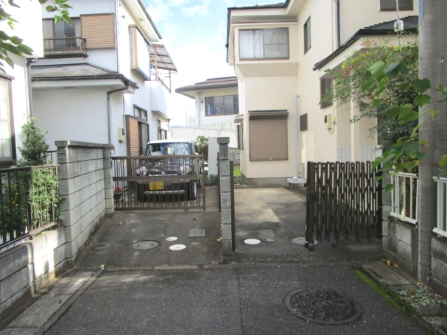 鴻巣市登戸　中古住宅の前面道路含む現地写真