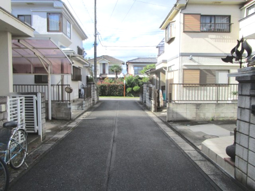 鴻巣市登戸　中古住宅の前面道路含む現地写真