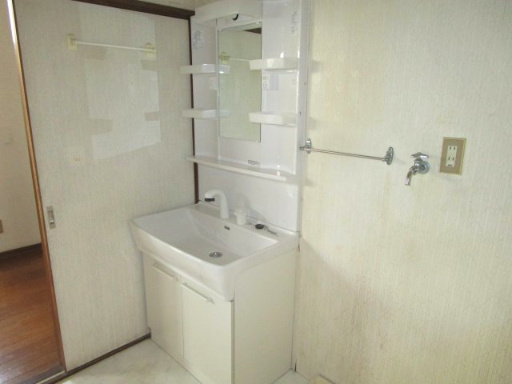 鴻巣市登戸　中古住宅の独立洗面台