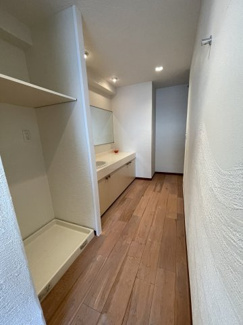 【独立洗面台】 | エスカール白浜12階　中古リゾートマンション | 棚もあって使い勝手が良い！