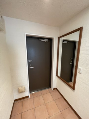 【玄関】 | エスカール白浜12階　中古リゾートマンション | お出かけ前に鏡でチェック！