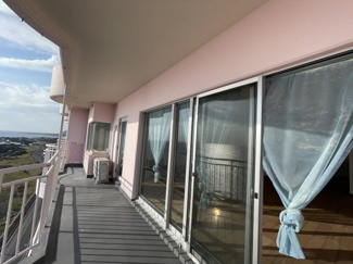 【バルコニー】 | エスカール白浜12階　中古リゾートマンション | 最上階で目の前が海なので陽当たり良好！