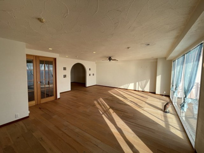 【居間・リビング】 | エスカール白浜12階　中古リゾートマンション | 海を見ながら食事も楽しみです！！