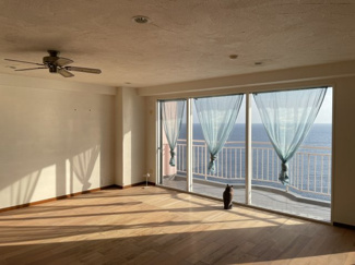 【居間・リビング】 | エスカール白浜12階　中古リゾートマンション | 大きな窓が3枚あるLDKになります♪