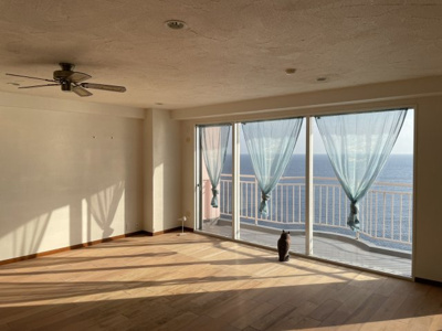 【居間・リビング】 | エスカール白浜12階　中古リゾートマンション | 大きな窓が3枚あるLDKになります♪