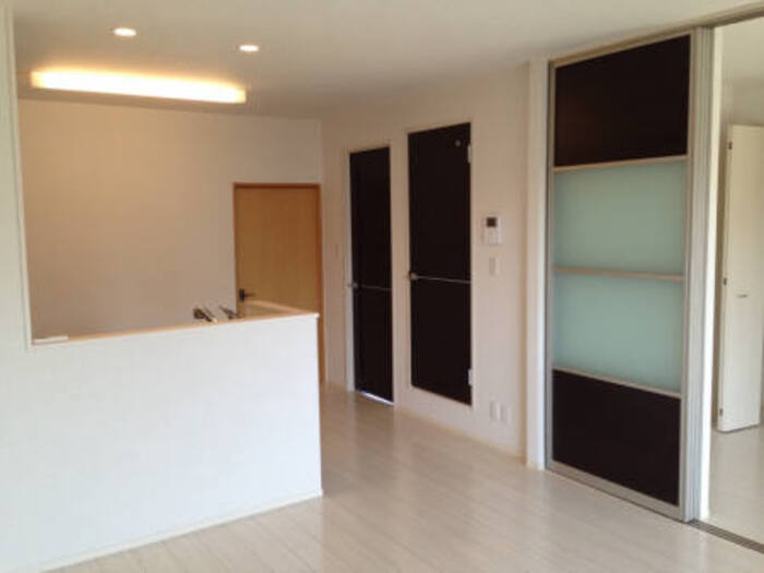 レヂデンスⅡの居間・リビング|こちらの居間で趣味の時間をお楽しみください