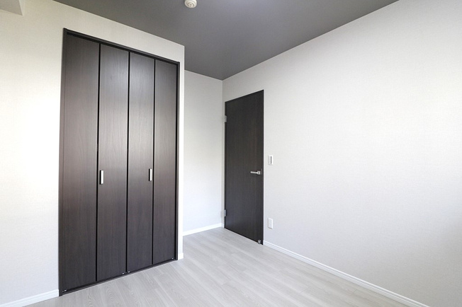 【洋室】 | エスリード阿波座 | 洋室　約５．１帖にもクローゼットが在ります