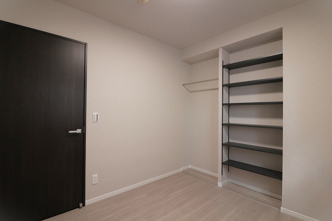 【洋室】 | エスリード阿波座 | 洋室　約４．５帖には可動式の棚とオープンクローゼットが有ります♪