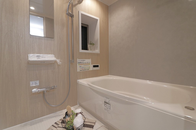 【浴室】 | エスリード阿波座 | 窓の有る換気良好な浴室！浴室乾燥機付♪
給湯器・ユニットバス新調いたしました。追焚機能付です。