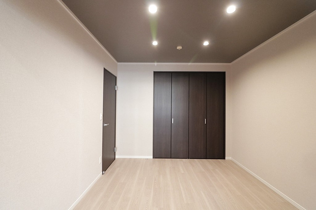 【子供部屋】 | エスリード阿波座 | LDに面した洋室約６．０帖には大きなクローゼットが有ります♪