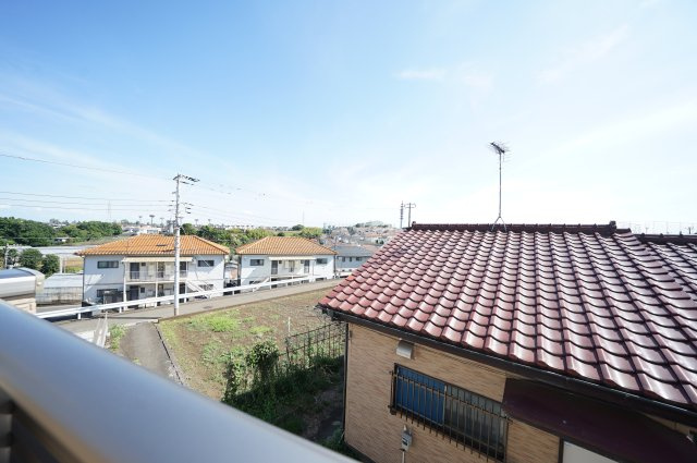 豊かな自然と空の広がりを感じる高台の邸宅。庭付き×駐車2台可の大型4LDK★仲介手数料無料★の展望|高台立地ならではの開放感ある眺望。空が広く感じられ、晴れた日は遠くまで抜ける気持ちの良い景色が広がります。