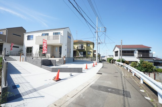 豊かな自然と空の広がりを感じる高台の邸宅。庭付き×駐車2台可の大型4LDK★仲介手数料無料★の前面道路含む現地写真|前面道路は約2.9ｍとコンパクトながら、交通量が比較的少なく落ち着いた住環境。高台立地ならではの開放感と陽当たりの良さも魅力です。