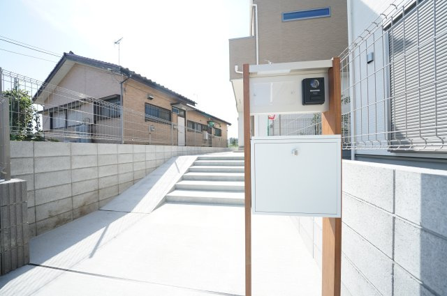 豊かな自然と空の広がりを感じる高台の邸宅。庭付き×駐車2台可の大型4LDK★仲介手数料無料★の設備|木目調アクセントを取り入れたスタイリッシュな機能門柱。シンプルで洗練されたデザインが外観の印象を引き立てます。