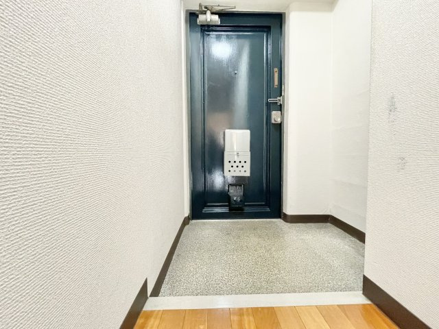 ファースト香里園ハイツの玄関|収納もある玄関です