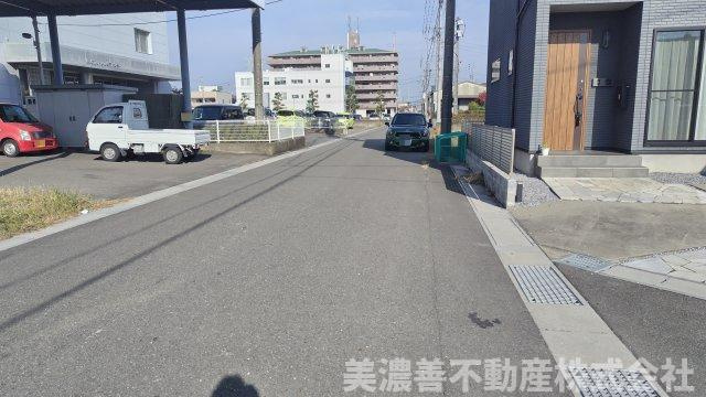 ６６２５６　岐阜市茜部大川1丁目土地の前面道路含む現地写真