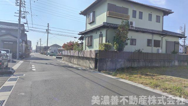 ６６２５６　岐阜市茜部大川1丁目土地の前面道路含む現地写真