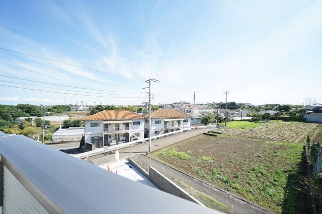 【豊かな自然を身近に感じる住環境】ランドマークを望む眺望と並列3台駐車可の大型4LDK★仲介手数料無料★の展望|周囲に高い建物が少なく、開放感ある眺望が広がります。遠くまで抜けた景色が日常にゆとりを与えてくれます。