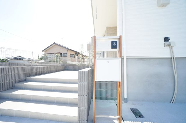 【豊かな自然を身近に感じる住環境】ランドマークを望む眺望と並列3台駐車可の大型4LDK★仲介手数料無料★の設備|木目調の支柱がアクセントになったスタイリッシュな機能門柱。TVモニター付インターホン付きで防犯面にも配慮されています。