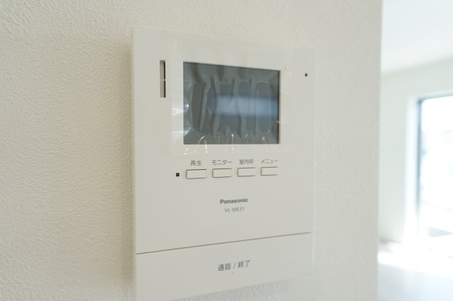 【豊かな自然を身近に感じる住環境】ランドマークを望む眺望と並列3台駐車可の大型4LDK★仲介手数料無料★のセキュリティ|来訪者の顔を確認できるTVモニター付きインターフォン。防犯面にも配慮された設備です。
