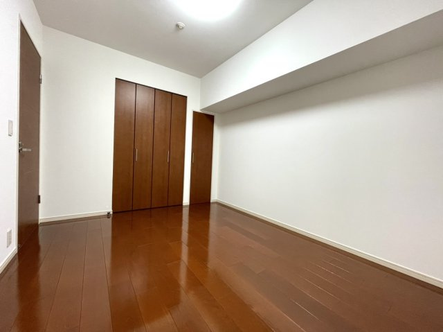 ポレスタータワー出島水辺の森の洋室|6.5帖の北東側洋室を撮影したものです。壁・天井クロスをリフォームしております。