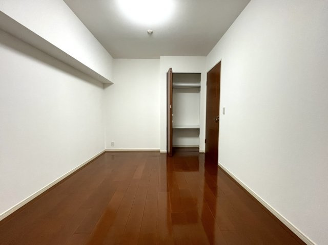 ポレスタータワー出島水辺の森の洋室|6.4帖の北西側洋室を撮影したものです。壁・天井クロスをリフォームしております。