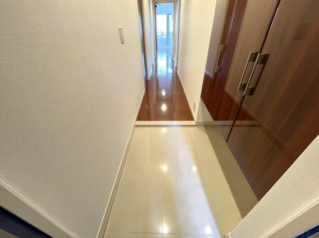 ポレスタータワー出島水辺の森の玄関|玄関からLDKまでの廊下を撮影したものです。