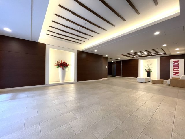 ポレスタータワー出島水辺の森のその他共用部分|天井の高い広々としたエントランスです。