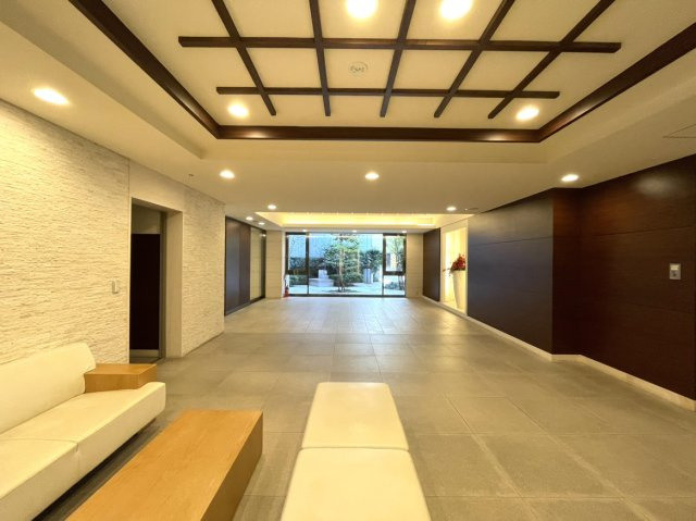 ポレスタータワー出島水辺の森のその他共用部分|エントランス内にはソファ、テーブルが設置されております。