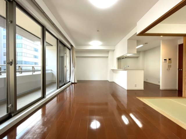 ポレスタータワー出島水辺の森の居間・リビング|壁・天井クロスをリフォームしております。