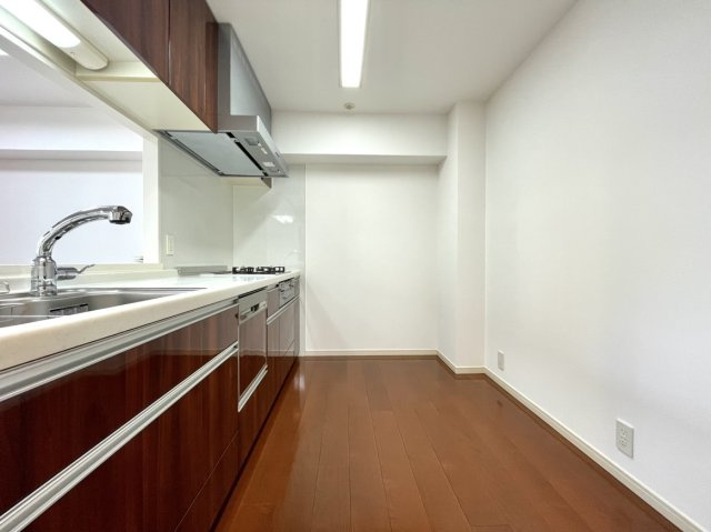 ポレスタータワー出島水辺の森のキッチン|冷蔵庫や食器棚をおいても十分な広さのあるキッチンです。