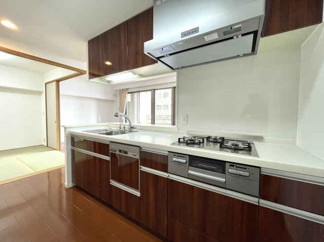 ポレスタータワー出島水辺の森のキッチン|LDKと空間的に繋がりのあるシステムキッチンです。