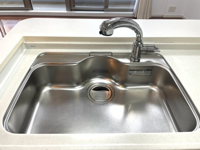 ポレスタータワー出島水辺の森の設備|シンクは広々としており食器洗いなどの毎日の家事に便利なステンレスシンクです。