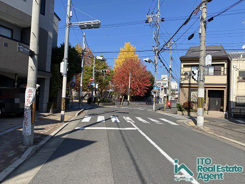 上・東柳町 中古戸建の前面道路含む現地写真